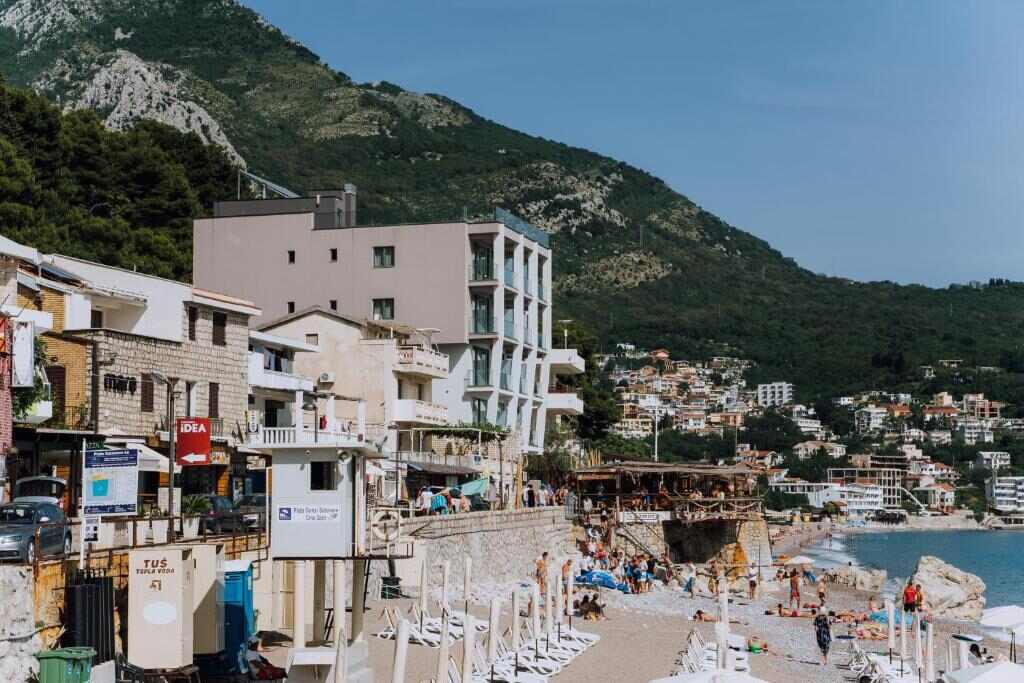 Wave Montenegro hotel on the Sutomore beachfront